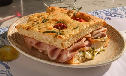 Focaccia de mortadela, pesto y strachiatella de Ciro