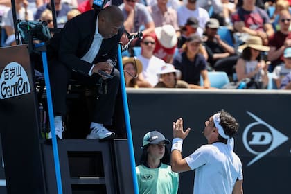 Fognini, muchas veces irascible, discutió mucho con los jueces de silla, como con el brasileño Carlos Bernardes