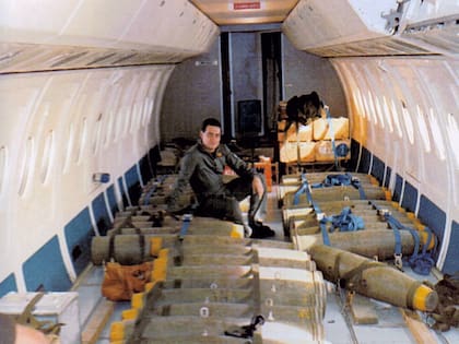 Fokker en Malvinas. Vuelo logístico a Río Grande transportando bombas de 500 libras (250 kgs) para ser utilizadas por la Tercera Escuadrilla Aeronaval de Caza y Ataque “custodiadas” por el cabo principal Daniel Cazaubón tripulante de a bordo en los vuelos de Fokker. (EA52).