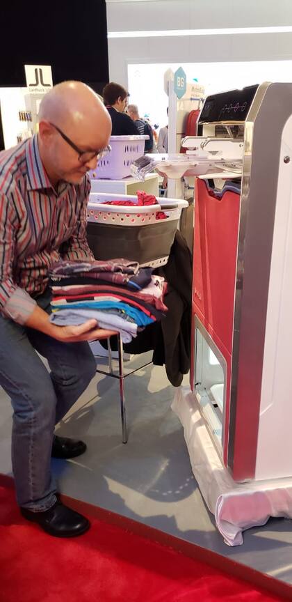 FoldiMate dobla la ropa: hay que ir insertándola de a una prenda y las va doblando