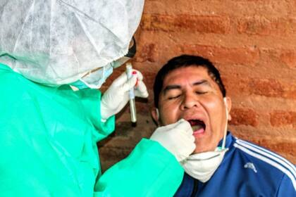 Las cuadrillas sanitarias recorrieron casa por casa con equipos de salud interdisciplinarios para la detección temprana de síntomas