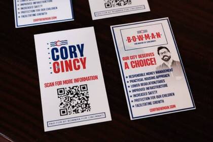 Folletos de la campaña de Cory Bowman, que se postula a alcalde de Cincinnati