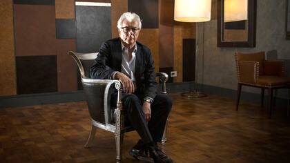 Follett sale a escena cuidadosamente maquillado