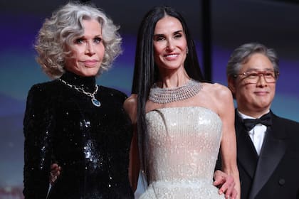 Fonda, Moore y el director de Parasites, en el escenario