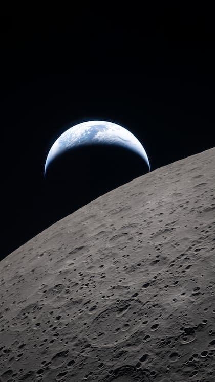Fondo de pantalla de la Tierra asomando detrás de la Luna, imagen tomada desde el Artemis II