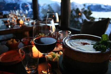 Fondue de queso, buen vino y chimenea, además de las vistas panorámicas, para una comida inolvidable