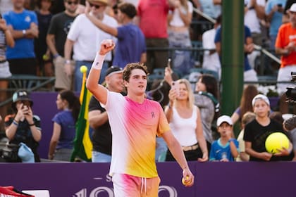 Fonseca saluda luego de una buena batalla contra Djere en el court central del Buenos Aires, en cuyas tribunas hubo nuevamente muchos compatriotas.