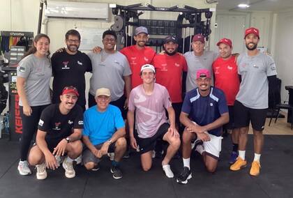 Fonseca tiene un amplio equipo, con Guilherme Teixeira como su coach principal, pero desde hace tiempo sumaron a Franco Davin y al entrenador/especialista en matemática Marcelo Albamonte (remera celeste)