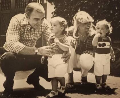 Fontana, Caldini y sus hijas, Ludmila y Antonella (Foto: Instagram)