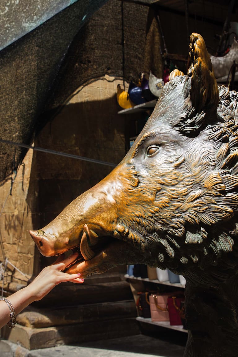 Fontana del Porcellino: tocarle el hocico trae suerte. Paseo por Oltrarno, junto al Palazzo Pitti.