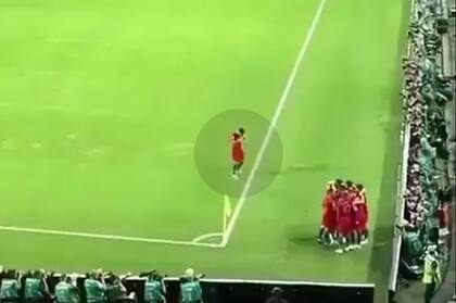 Fonte -frenado por sus compañeros- se detuvo y no salió de los límites: de haberlo hecho, los españoles estaban en su derecho de sacar del medio.