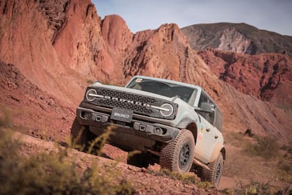 Ford Bronco Badlands figura a $121.076.600 en la página oficial de la compañía