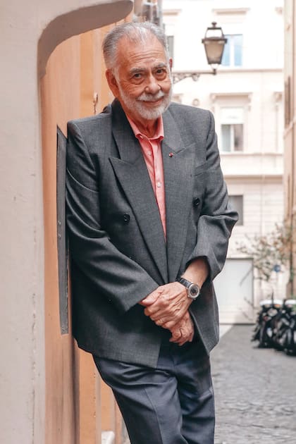 Ford Coppola con su FP Journe FFC Prototype –un reloj de alta gama, diseñado para él, con una mano abierta que señala la hora