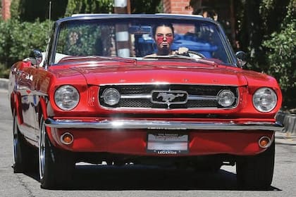FORD MUSTANG CONVERTIBLE. Data de 1965. Tiene un motor V8, uno de los más preciados entre autos clásicos americanos. “Arriba de mi Mustang me siento una chica cool”, ha contado ella