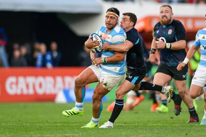 Ford tacklea a Facunda Isa, el sábado en La Plata; el apertura y cocapitán de Inglaterra anotó 15 puntos y fue la figura en el primer test match contra los Pumas.