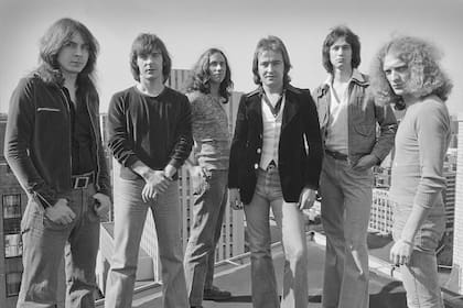 Foreigner en 1976: Al Greenwood, Ian McDonald, Dennis Elliott, Mick Jones, Ed Gagliardi y Lou Gramm.