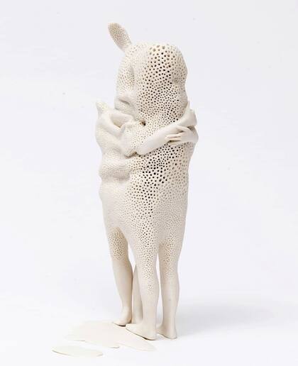 Foreigners, escultura de Claudia Fontes ofrecida por Nora Fisch