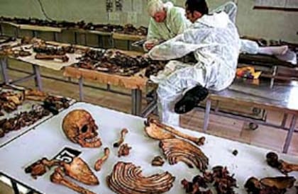 Forenses examinan en Bosnia evidencia de los crímenes de Milosevic