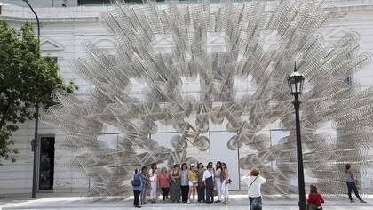 "Forever Bicycles", instalación del artista chino Ai Weiwei en la fachada de Fundación Proa, un imán para la foto que atrajo durante su visita a Buenos Aires