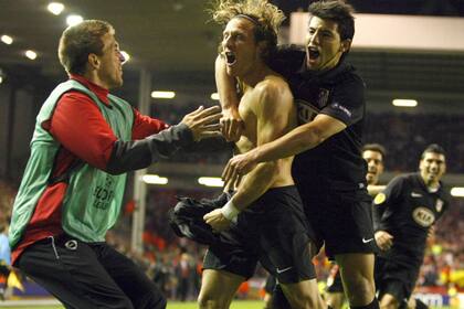 Forlán y Agüero abrazados tras el gol del uruguayo