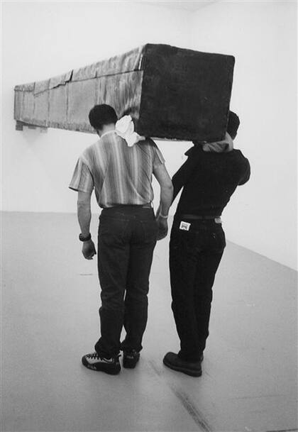 Forma de 600 x 57 x 52 cm construida para ser mantenida en perpendicular a una pared (2001)