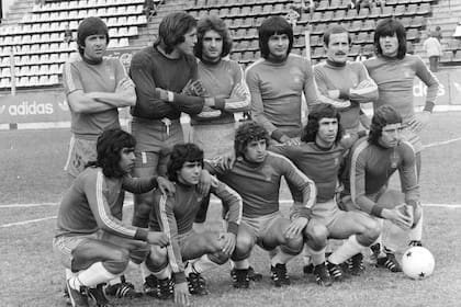 Formación de Huracán en 1978, en el estadio Tomás Adolfo Ducó: José Úbeda es el del medio entre los futbolistas ubicados abajo.