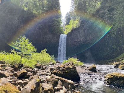 Formación de un arcoiris en las cataratas de Abiqua, Oregon
