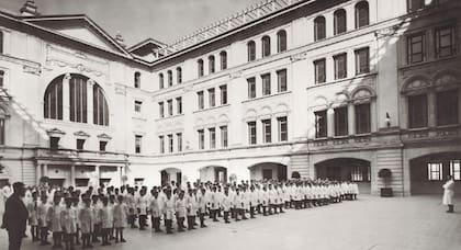 Formación del alumnado en uno de los grandes patios