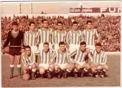 Formación del Betis de 1960; Alfredo "Tanque" Rojas es el anteúltimo de la fila de abajo
