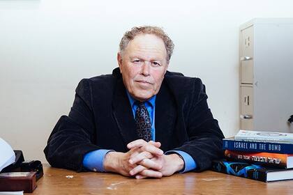 Formado como filósofo e historiador de las ideas, el Dr. Cohen se dedicó tempranamente a la historia nuclear