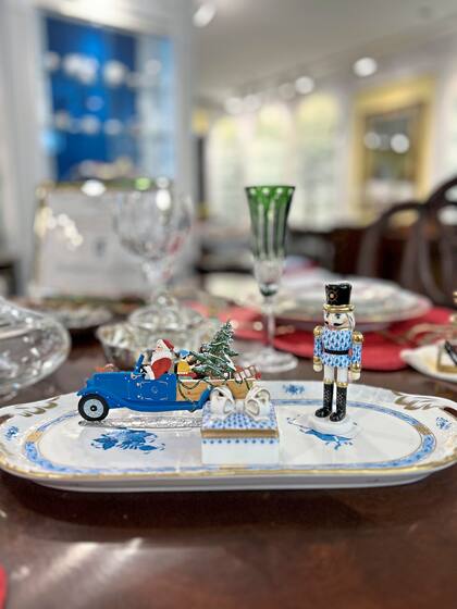 Forman prepara mesas de Navidad para Scully & Scully, la fundación de Park Avenue dedicada a preservar ese paisaje icónico de Nueva York