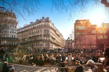 Formar parte de las comunidades argentinas en el exterior es fundamental para el primer momento pero después conviene acercarse a locales para no perderse los códigos