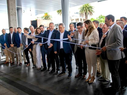 Formaron parte de la reinauguración el gobernador de Córdoba, Martín Llaryora, el intendente de Villa María, Eduardo Accastello, el presidente del ACA, César Carman, y el vicepresidente de Comercialización de YPF, Ignacio Millán