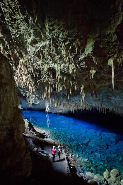 Formas enigmáticas y colores cautivantes en la gruta del Lago Azul.
