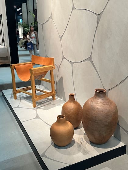 Formas orgánicas y piezas artesanales dialogan con los nuevos revestimientos de Biancogres, inspirados en piedras encastradas y curvas naturales.