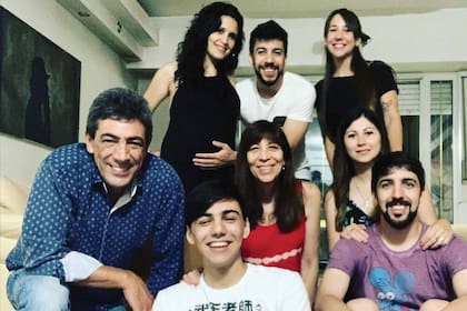 Formento en un retrato familiar con su ex mujer Sylvia, sus hijos Juan Manuel, Juan Martín, Lucía y Juan Pablo, y sus nueras Daiana y Verónica,
que entonces estaba embarazada de Sofía.