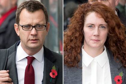 El periodista Andy Coulson fue declarado culpable de conspirar para interceptar teléfonos entre los años 2000 y 2006; Rebekah Brooks fue absuelta