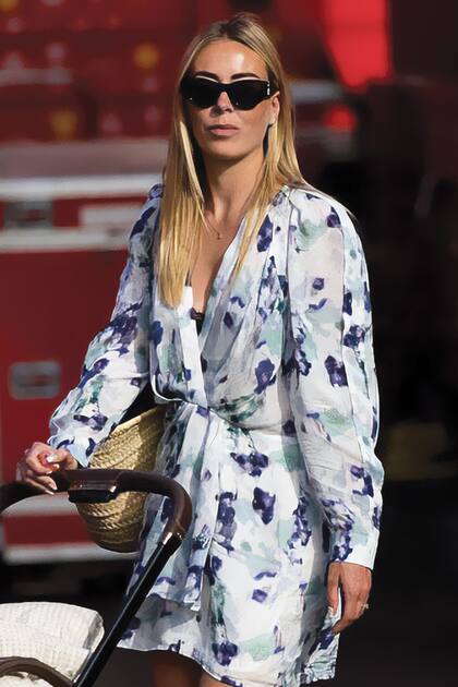 FORMÓ SU FAMILIA CON KEVIN MAGNUSSEN. Nacida en Copenhague, está casada con el piloto de Haas desde octubre de 2019. En 2021 se convirtieron en padres de Laura y dos años después, la familia se completó con Agnes, que fue presentada con una foto muy tierna en sus redes sociales.