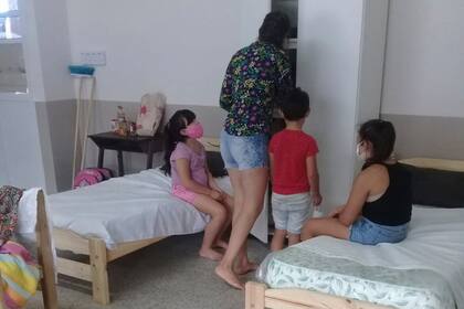 Según lo denunciado, los centros de aislamiento no cumplen con las condiciones mínimas de seguridad, privacidad e higiene