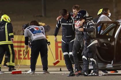 Romain Grosjean, trasladado por el piloto del auto médico Van der Merwe y el doctor Ian Roberts