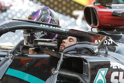 La expresión de alivio y cansancio de Hamilton, que sigue haciendo historia