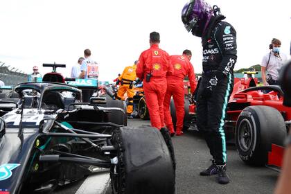 Hamilton se queda mirando el estado de la rueda delantera izquierda, que le jugó una mala pasada