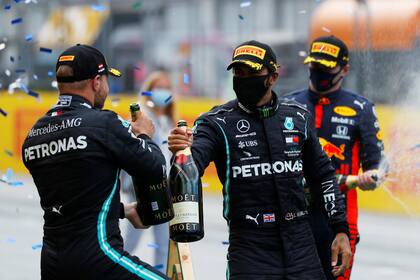 La nueva normalidad de la Fórmula 1: Hamilton y Bottas brindan con champagne y barbijos
