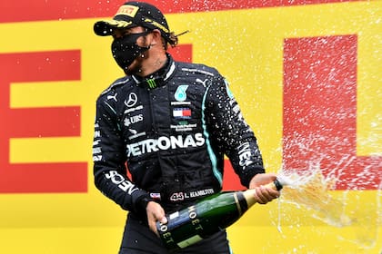 Un festejo de Lewis Hamilton en medio de las restricciones por el Covid, una etapa que puso a las escuderías a prueba para sostenerse de las presiones financieras