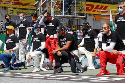 En la apertura del calendario 2020, en el circuito de Spielberg, en Austria, Lewis Hamilton expone ante el mundo la lucha contra el racismo y a favor de la diversidad; los 20 pilotos de la grilla y la Fórmula 1 se unieron con las consignas End Racism y WeRaceAsOne