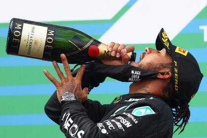 Lewis Hamilton de Mercedes celebra en el podio después de ganar.
