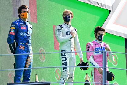 El podio, con Carlos Sainz y Checo Pérez