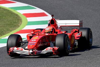 Mick Schumacher conduce el Ferrari F2004 de su padre Michael Schumacher durante una exhibición antes del grupo de carreras.