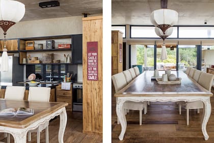 Mesa estilo Luis XV que María mandó a hacer de cero y logró su objetivo: que pareciera antigua. Sillas y muebles de cocina de hierro con frente de laurel y tiradores de hierro (todo de Santos). Lámparas colgantes (Casa Mediterránea by La Jaima).