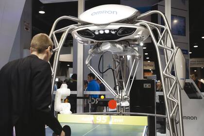 Forpheus es un robot experto en ping-pong, de la firma Omron, que adapta su estilo de pegada a las habilidades del oponente mediante un complejo sistema de sensores y aprendizaje en tiempo real